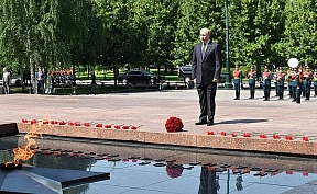 Возложение цветов к Могиле Неизвестного Солдата Возложение цветов к Могиле Неизвестного Солдата